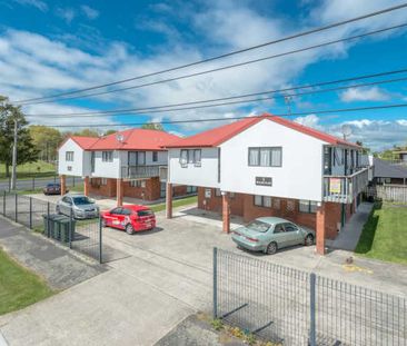 Conveniently located within walking distance to the university and ... - Photo 4