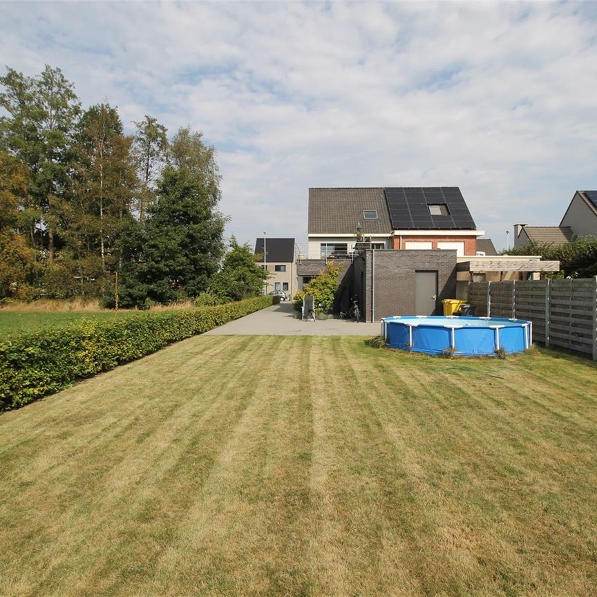 Duplex-appartement met terras, fietsenberging, tuin en 2 autostaanplaatsen. - Photo 1