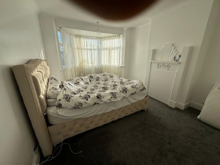 3 bedroom end of terrace house to rent - Photo 2