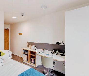 Bronze Two Bed Flat - Photo 3