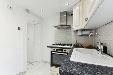 2 bedroom flat in South Kensington - Photo 4