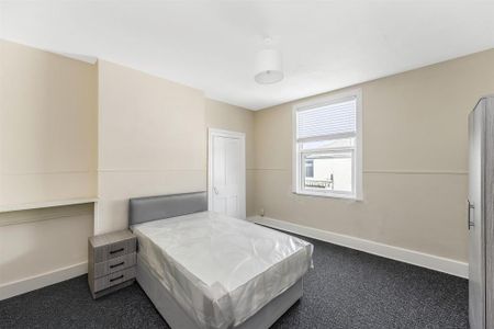 1 bedroom in a house share to rent - Photo 2