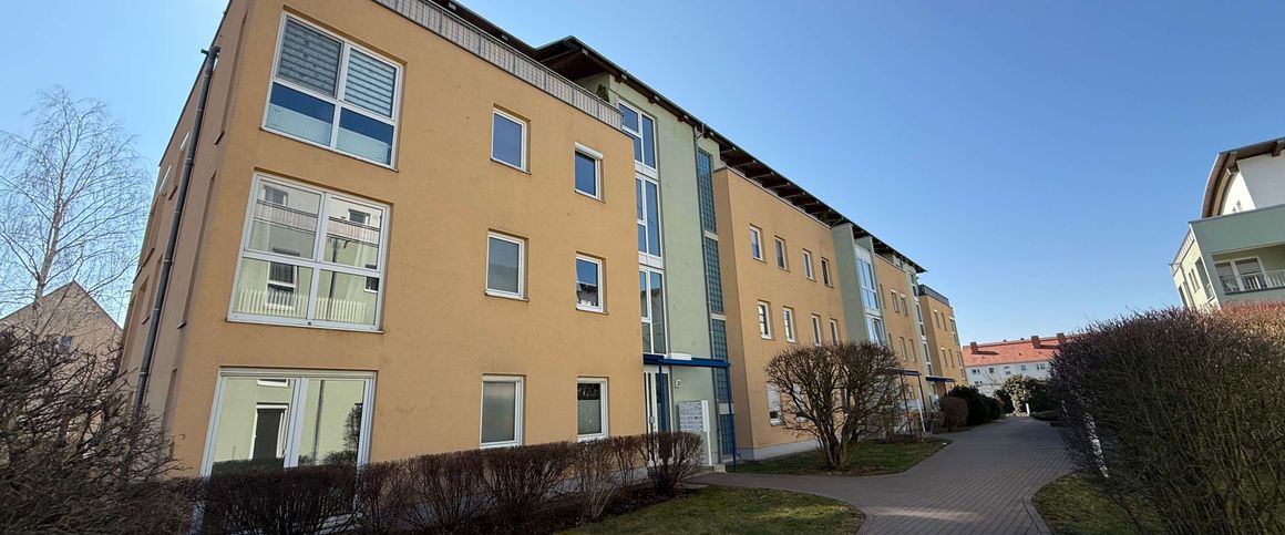 Idyllischer Wohntraum mit großem Balkon und offener Küche im 1.OG - Photo 1