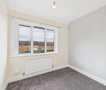 2 bedroom House in Alexandra Road, Hampshire - Photo 2