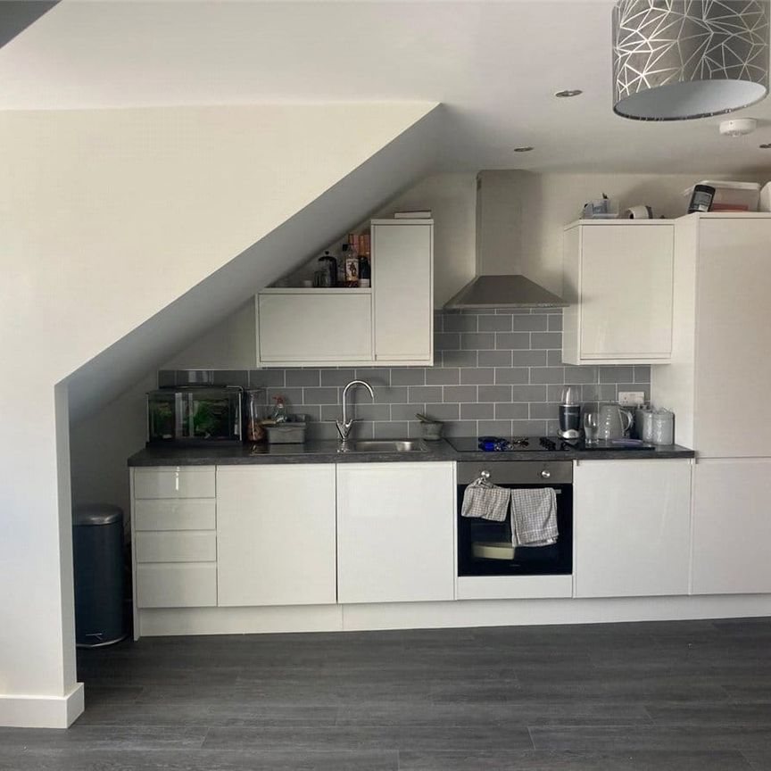 Well-presented top floor one bedroom apartment on Lawrence Street, the property is a short distance from the city centre and has many amenities within easy reach. - Photo 1