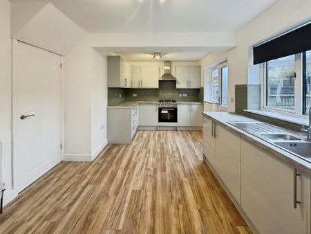 3 bedroom semi-detached house to rent - Photo 3