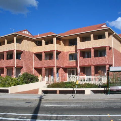Freshly Painted! Perfect Location! Modern 2-Bedroom Apartment in Prime Dulwich Hill Location - Photo 1