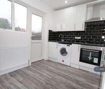 3 bedroom end of terrace house to rent - Photo 2