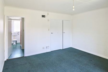 Sunny bedsit in a park - Photo 3