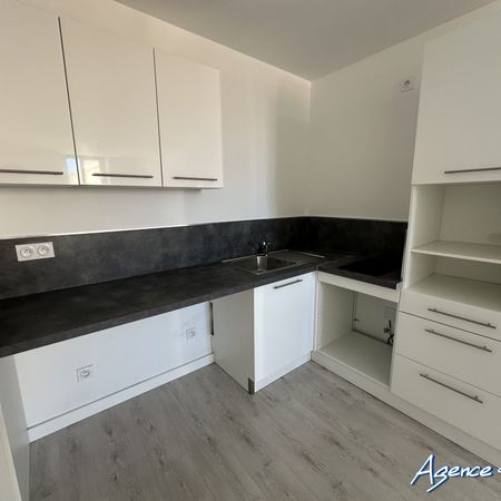 Location Appartement 2 pièces 35m² PORT LA NOUVELLE 11210 - Photo 3