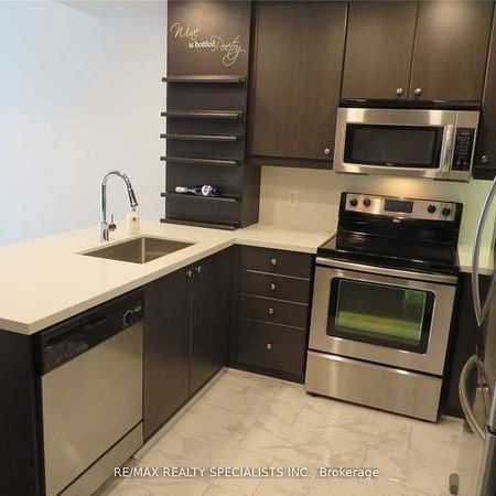 Hurontario / Absolute Ave. Stunning 1Bdrm +Den New Counter In Kitchen - Photo 4