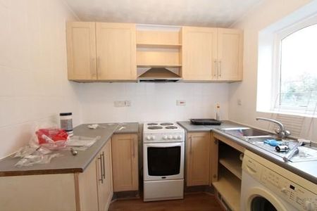 2 Bed Flat, Pittman Gardens, IG1 - Photo 3