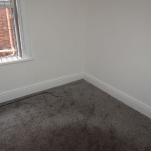 To Let 1 Bed Flat - Photo 2