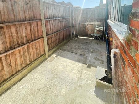 1 bedroom in a house share to rent - Photo 3