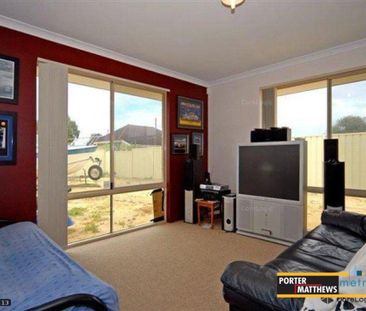 4 bedroom 2 bathroom family home!! - Photo 2