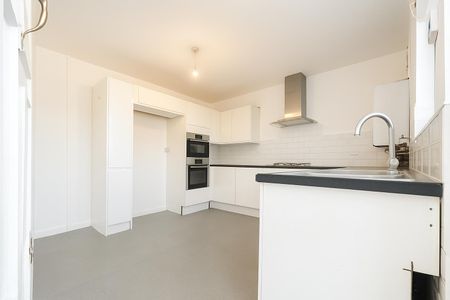 2 Bedroom Flat To Let - HP11 - Photo 5