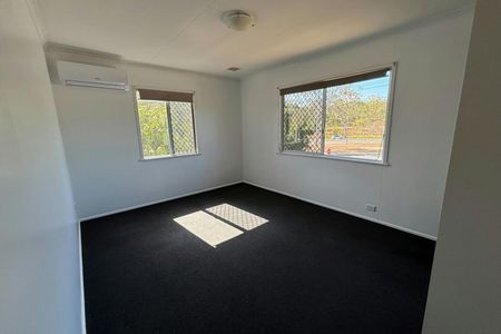 PERFECT FOR FAMILIES SEEKING FLEXIBILITY, THIS SPACIOUS HOME OFFERS COMFORTABLE LIVING UPSTAIRS PLUS VERSATILE DOWNSTAIRS MULTI PURPOSE AREA - Photo 5