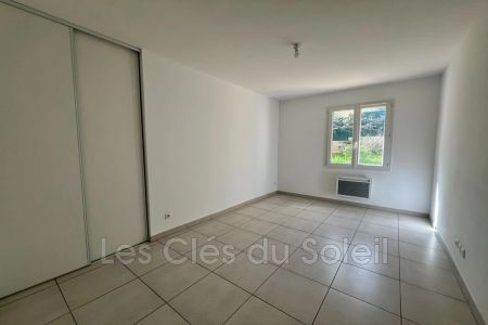 Location villa 4 chambres 111 m² Le Revest-les-Eaux - Photo 5