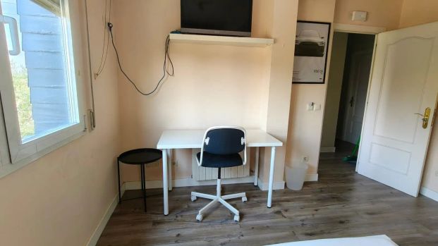 Room in a shared 15-bedroom apartment for rent in Pozuelo de Alarcón, bills included - Foto 1