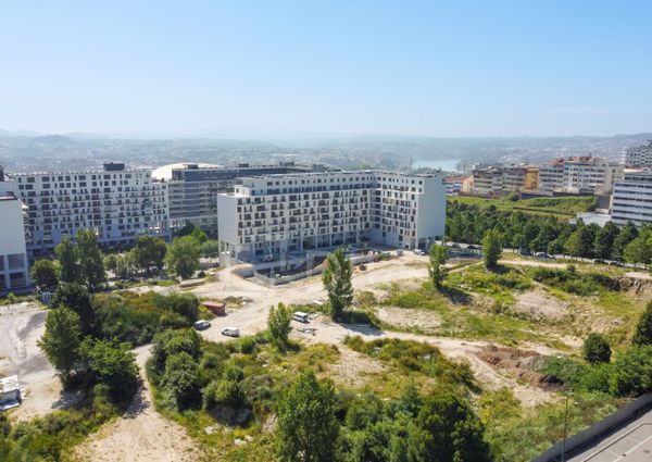 Apartamento T2 no Porto com varanda, garagem e arrumos