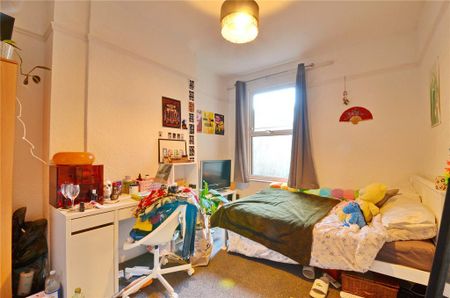 6 bedroom semi-detached house to rent - Photo 3