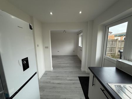 3 bedroom semi-detached house to rent - Photo 5