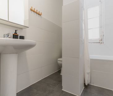 Room with a balcony in Redondilla Street - Photo 4