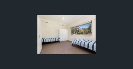 Charming cream brick home. - Photo 4