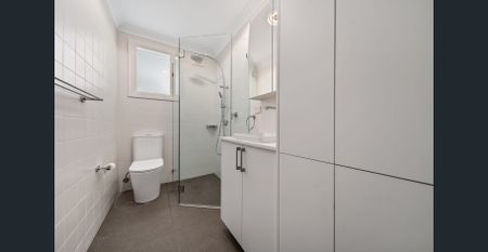 Newly Renovated One - Bedroom Apartment - Photo 2