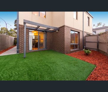 THREE BEDROOM TOWNHOUSE - Photo 1