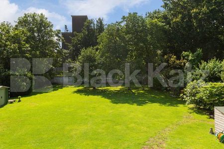 Very large one bedroom property with high ceilings - Photo 2