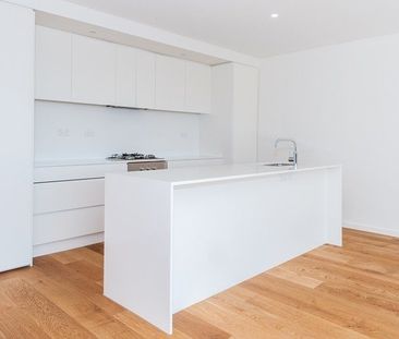 Architecturally Designed North-Facing Penthouse with Panoramic City... - Photo 3