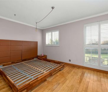 A charming two bedroom apartment with balcony in Ascot. - Photo 3