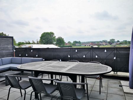 Appartement met 2 slaapkamers, zeer ruim terras en carport. - Photo 2