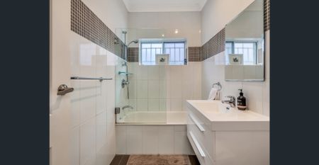 Character Semi with a Fresh & Easy-Care Style - Photo 4