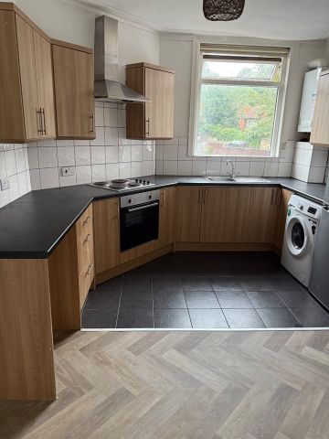 2 Bed Flat, Methley Drive, LS7 - Photo 3