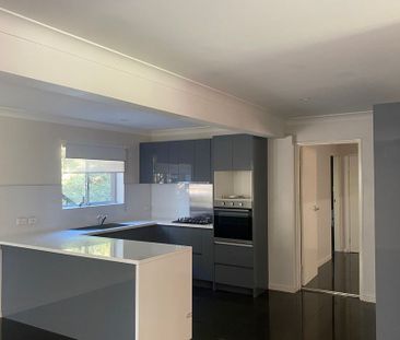 2-LEVEL CONTEMPORARY DUAL LIVING HOME LOCATED IN LEAFY CARINA HEIGHTS! - Photo 6