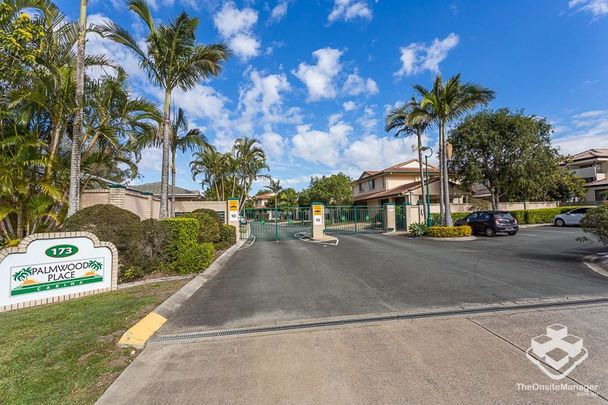 Spacious 3 Bedroom Townhouse In Prime Location!!! - Photo 1