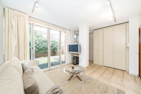 Woodsford Square, Holland Park, W14, London - Photo 2