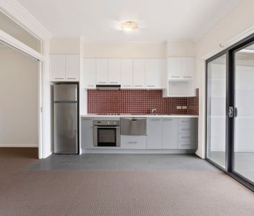Stylish Two-Bedroom Apartment with Private Balcony - Photo 5