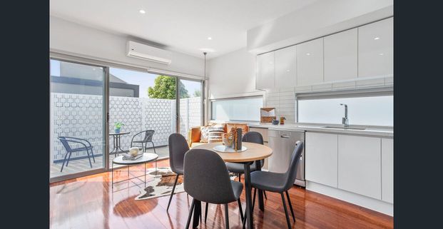 Modern townhouse - close to it all! - Photo 1