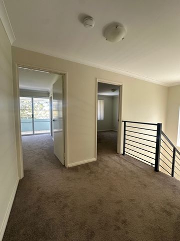 Executive-Style Home Opposite Picturesque Park - Photo 4