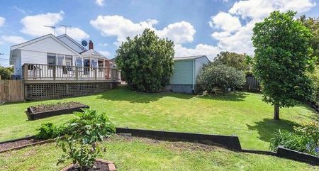 Large, sunny family home, fully fenced backyard - Photo 5