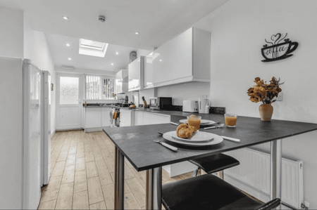 1 bedroom in a house share to rent - Photo 5