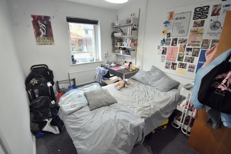 6 Bed Terraced House, Hillside Court, RG1 - Photo 5