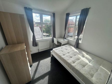 1 bedroom in a house share to rent - Photo 3