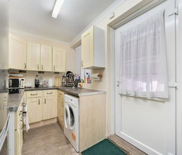 3 bedroom end of terrace house to rent - Photo 2