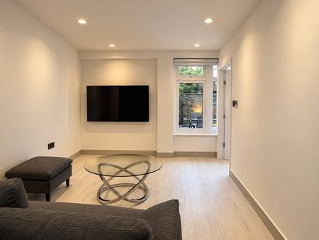 1 Bed Flat, London, SE17 - Photo 2