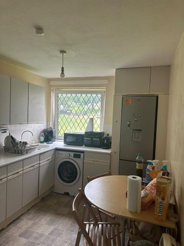 1 bedroom in a flat share to rent - Photo 5