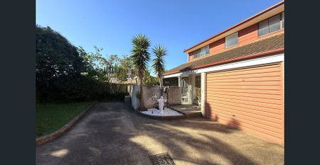 SPACIOUS FOUR BEDROOM TOWNHOUSE - Photo 2